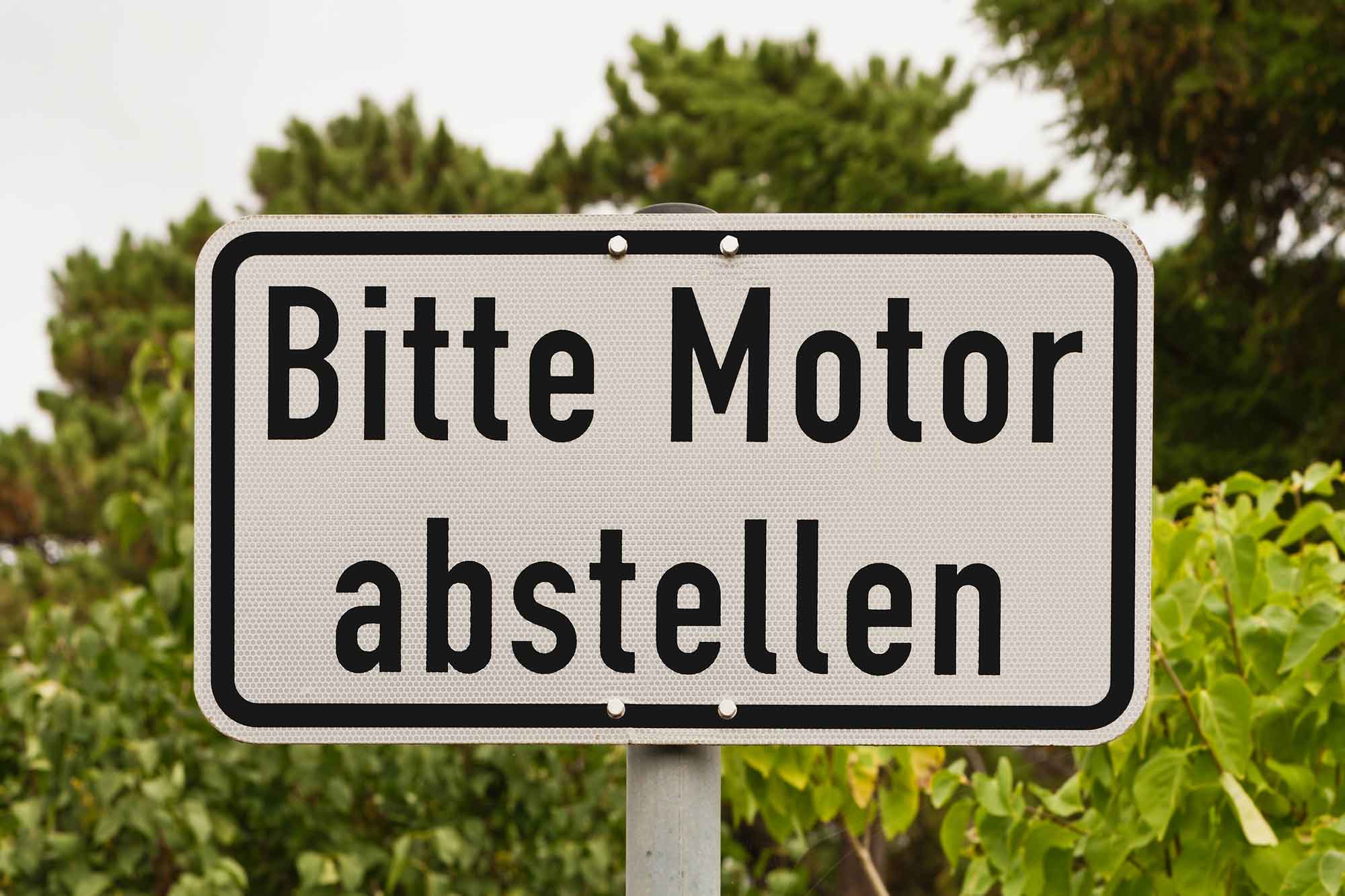  Hinweisschild mit der Aufschrift „Bitte Motor abstellen“